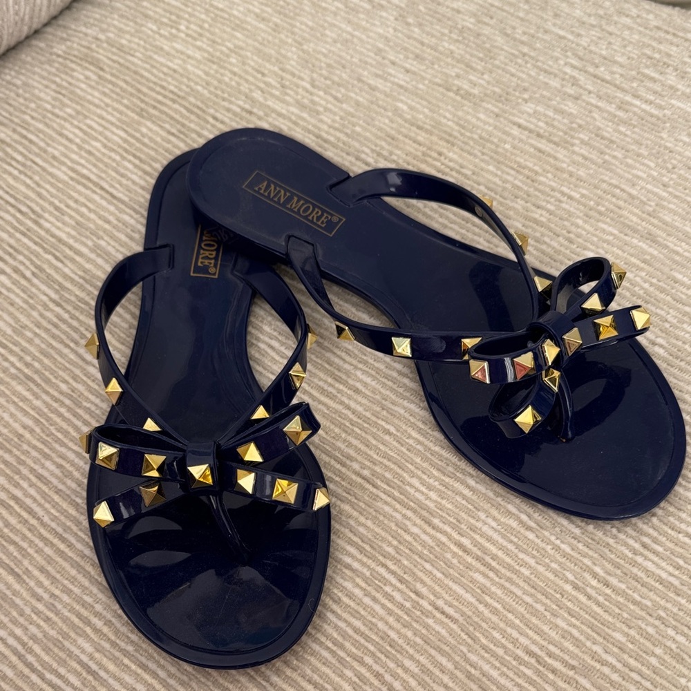 Ann more Blue rock stud bow sandals